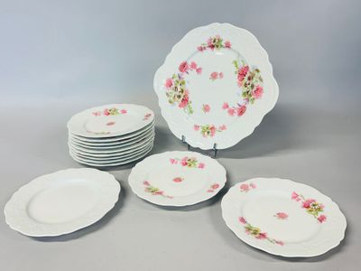 beaucoup d'assiettes ornées de fleurs roses