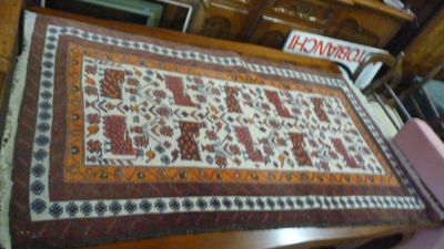 une table recouverte d'un tapis, dans une pièce