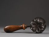 une cuillère en bois ornée d'une fleur, posée sur une table