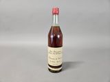 une petite bouteille d'alcool posée sur une table