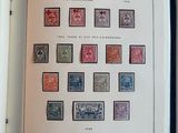 un livre avec un tas de timbres dessus