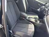une photo d'une voiture dont les sièges avant sont rabattus