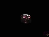un gros plan d'un diamant rose sur fond noir
