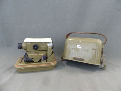 une vieille machine à coudre et une petite machine à coudre posées sur une table