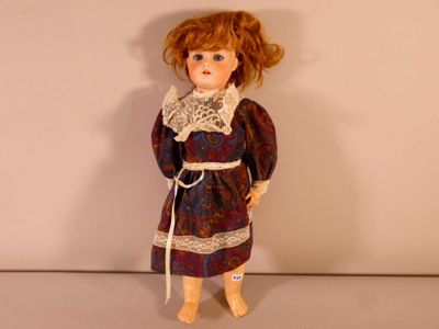une petite poupée posée sur une table