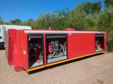 un camion de pompiers rouge garé sur le bord de la route