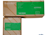 Deux boîtes de produits Roomba sont empilées l'une sur l'autre