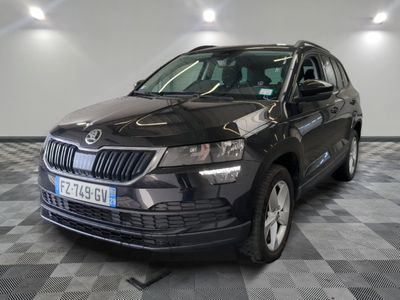 la photo d'une voiture noire garée dans un garage