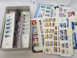 un lot de timbres dans une boîte sur une table