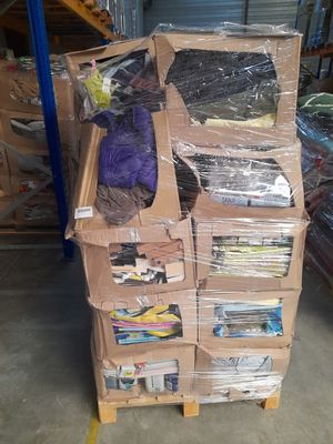 une grande pile de boîtes empilées les unes sur les autres