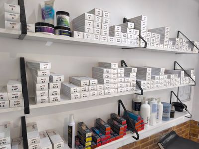 de nombreuses boîtes sur les étagères de la pièce