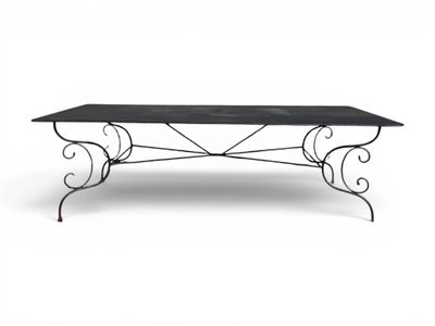 une image représentant une table avec un plateau en marbre noir sur fond blanc