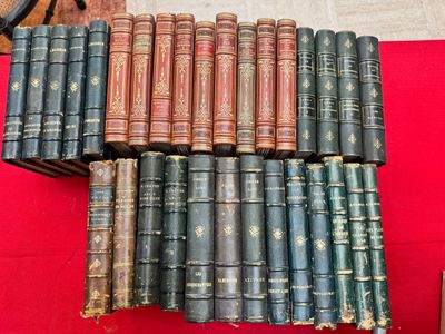 une pile de vieux livres posée sur une table rouge