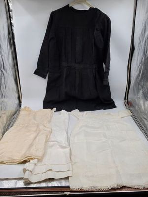 une valise ouverte, contenant des vêtements, posée sur une table