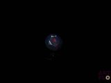 une image d'une opale de feu bleue et rouge dans l'obscurité