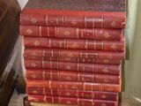 une pile de livres posée sur une chaise à côté d'une commode