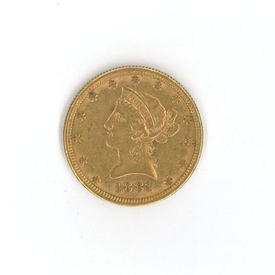 une pièce d'or avec l'image d'une femme dessus