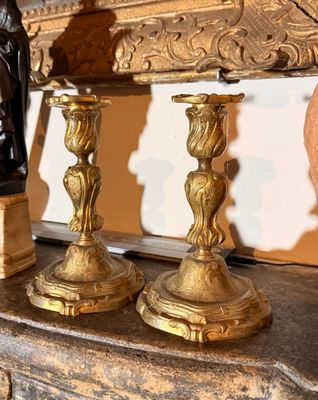 trois bougies posées sur une table