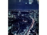 une vue nocturne de la ville depuis un gratte-ciel