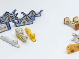 un grand nombre de petites figurines posées sur une table