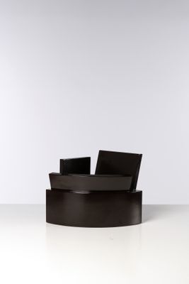une image représentant un bureau avec deux chaises et un ordinateur portable posé dessus