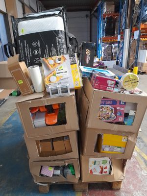 une pile de boîtes empilées les unes sur les autres