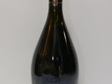 l'image d'une bouteille de vin posée sur une table