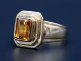 bague en argent sertie d'une citrine sur un fond bleu