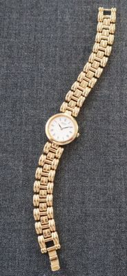 gros plan d'une montre-bracelet sur une surface noire