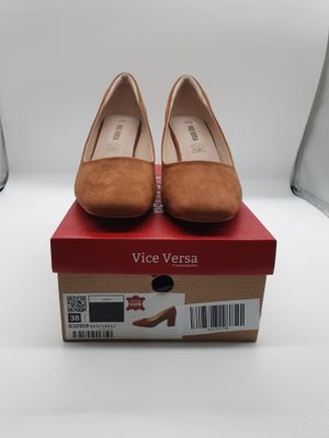 Il y a deux paires de chaussures posées sur la boîte à chaussures.