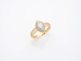 une bague en or jaune 18 carats sertie d'un diamant en forme de poire