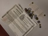 un morceau de papier et quelques pièces de monnaie posés sur une table