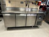 une grande cuisine en inox équipée d'un évier et d'un plan de travail
