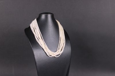 un gros plan d'un collier sur un mannequin, sur fond noir
