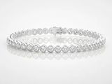 un bracelet de tennis en diamants sur fond blanc