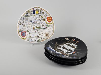 une assiette sur laquelle est représenté un bateau, à côté d'une assiette sur laquelle est représenté un bateau