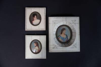 trois photos encadrées représentant une femme et un homme accrochées au mur