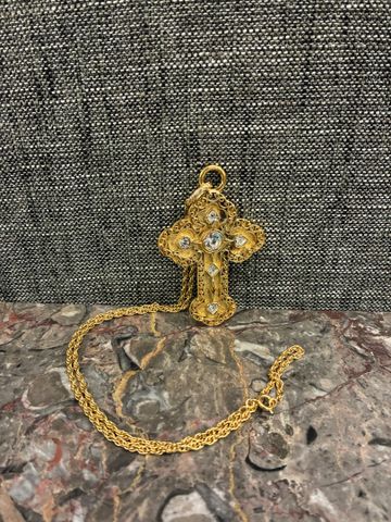 AGATHA Paris – Collier pendentif en forme de croix et strass.  