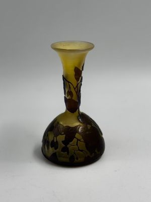 un vase en verre orné d'un motif marron et jaune