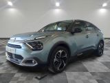 la voiture bleue est garée dans le garage sur un sol en damier