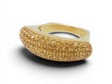 un gros plan d'une bague sertie d'un diamant jaune sur fond blanc