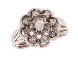 une image d'une bague ornée d'une fleur en diamant sur fond blanc