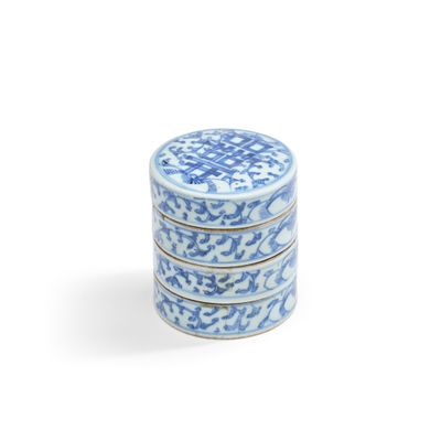trois boîtes en porcelaine bleue et blanche empilées les unes sur les autres