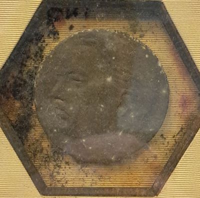 une image représentant une pièce de monnaie au milieu d'une image