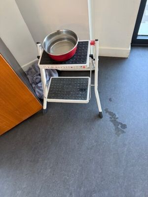 une petite table sur laquelle est posée une casserole, près d'une porte