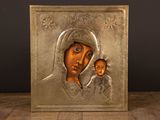 une icône de la Vierge à l'Enfant dans un cadre doré