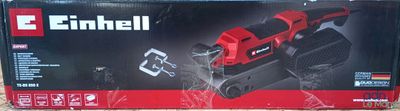 la boîte est ouverte pour montrer le contenu d'un petit train