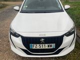 une voiture blanche garée sur le bord de la route