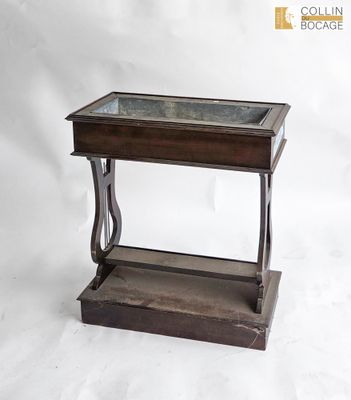 une vieille table en bois avec un plateau en verre sur fond blanc
