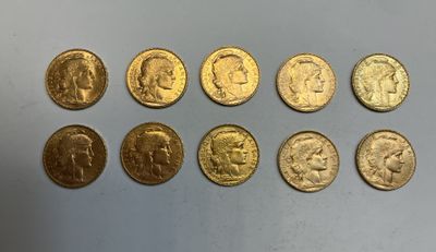 un tas de pièces d'or posé sur une table